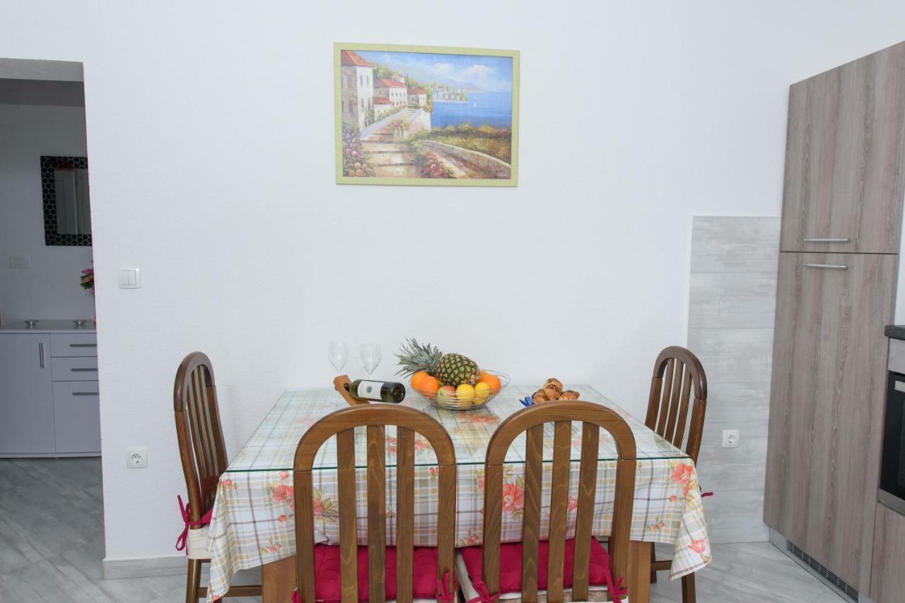 Apartments & Rooms Seaside Каштела Екстер'єр фото