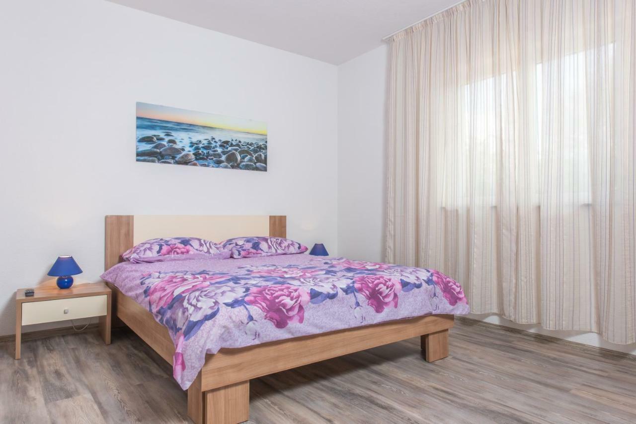 Apartments & Rooms Seaside Каштела Екстер'єр фото